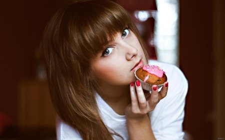 Девочка со сладостями