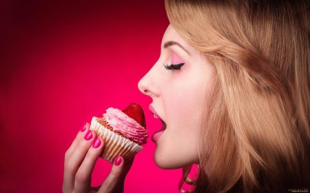 Девушка с пирожными