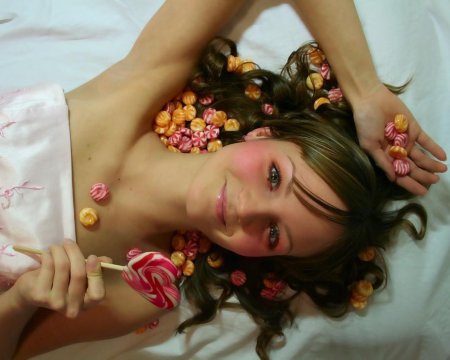 Девушка с конфетой