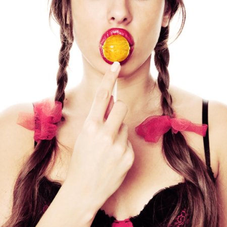 Девушка сосет леденец