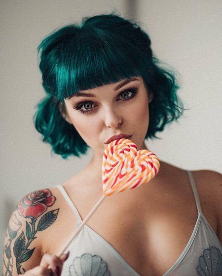 Девушка с татуировками