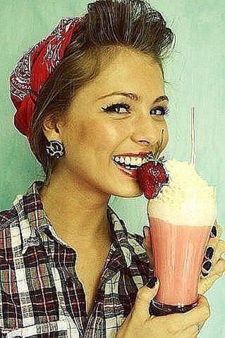 Девушка и мороженое