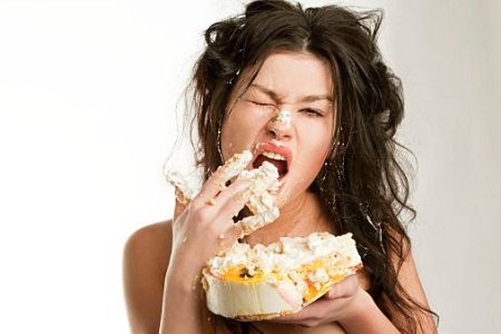 Женщина ест торт
