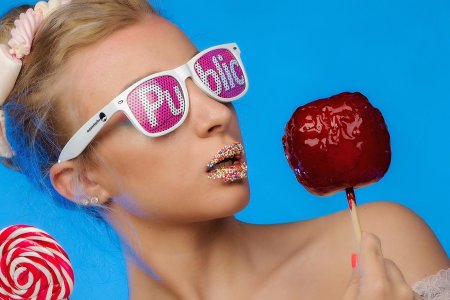 Девушка с чупа чупсом во рту