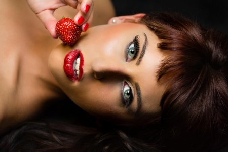Девушка с клубникой