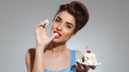 Девушка ест торт