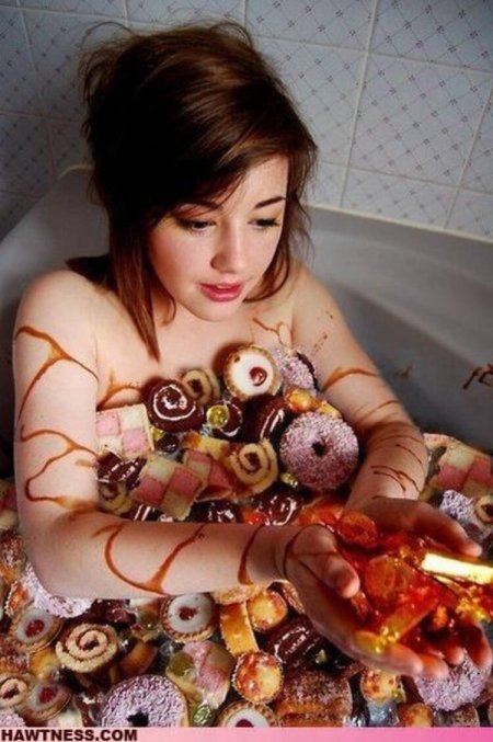 Девушка и сладкое