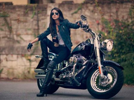 Девушка байкер