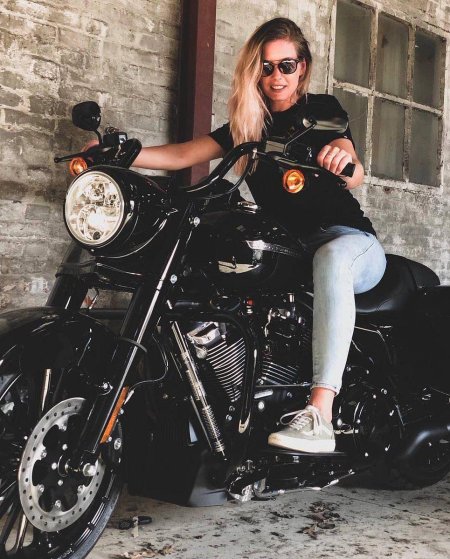 Девушка байкерша