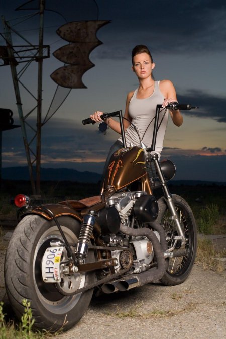 Девушка на чоппере