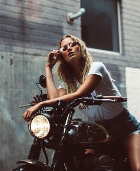 Фотосессия на мотоцикле девушки