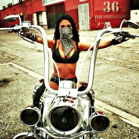 Девушка байкерша