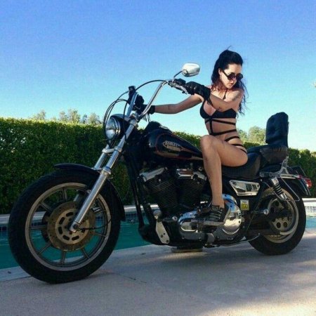 Сексуальная девушка на мотоцикле