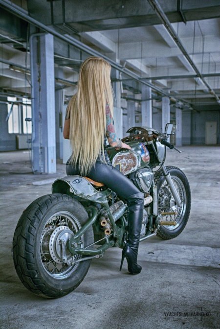 Блондинка на мотоцикле