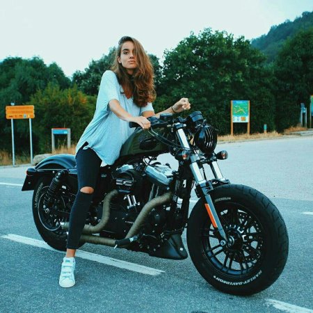 Женщина на мотоцикле