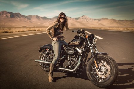 Harley davidson sportster и девушка
