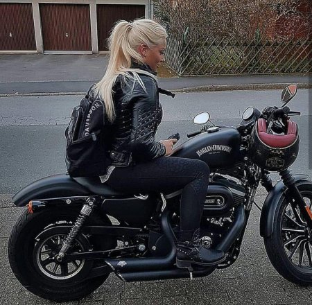 Блондинка на мотоцикле