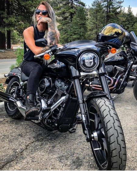 Байкерша на мотоцикле