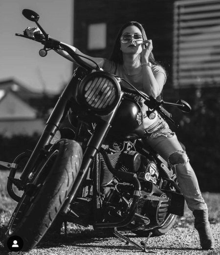 Мотоцикл и девушка