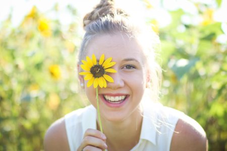 Девушки с улыбками на лицах