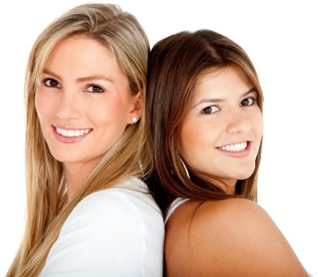 Две девушки улыбаются