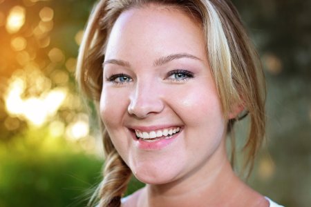 Улыбающаяся девушка