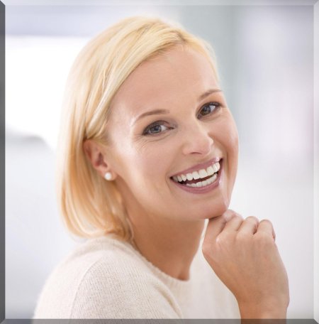 Девушка с белоснежной улыбкой