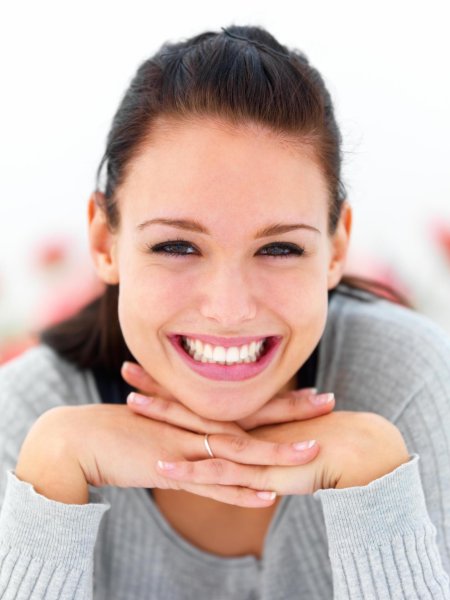 Улыбается девушка