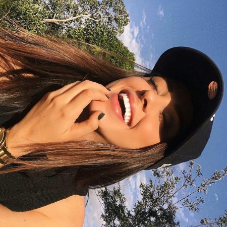 Девушка смеется