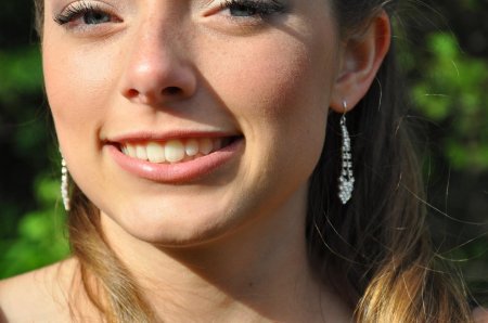 Девушка улыбается