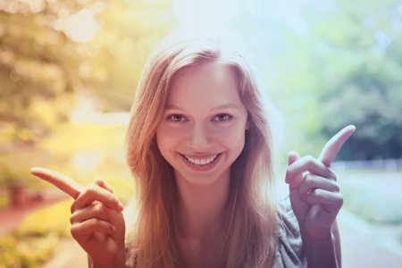 Улыбается девушка