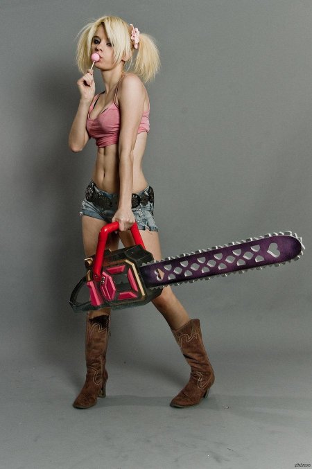 Девушка с бензопилой