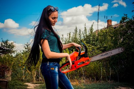 Девушка с бензопилой
