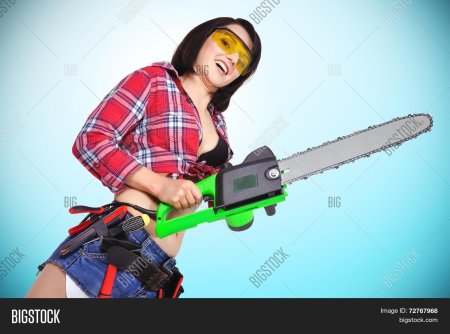 Девушка с бензопилой