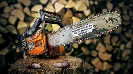 С бензопилой