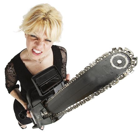 Женщина с пилой