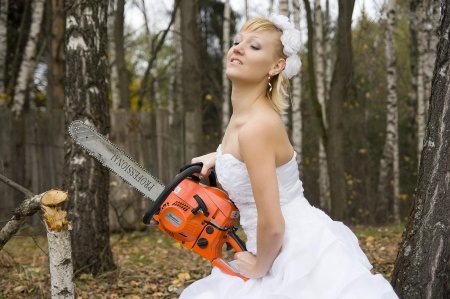 Девушка с бензопилой