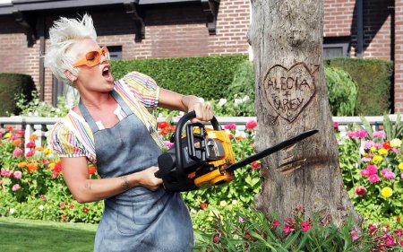 Девушка с бензопилой