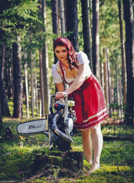 Девушка с бензопилой