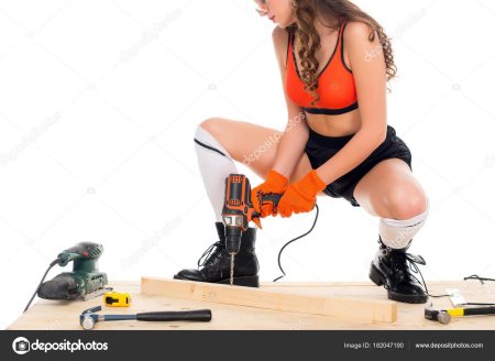 Девушка с инструментом