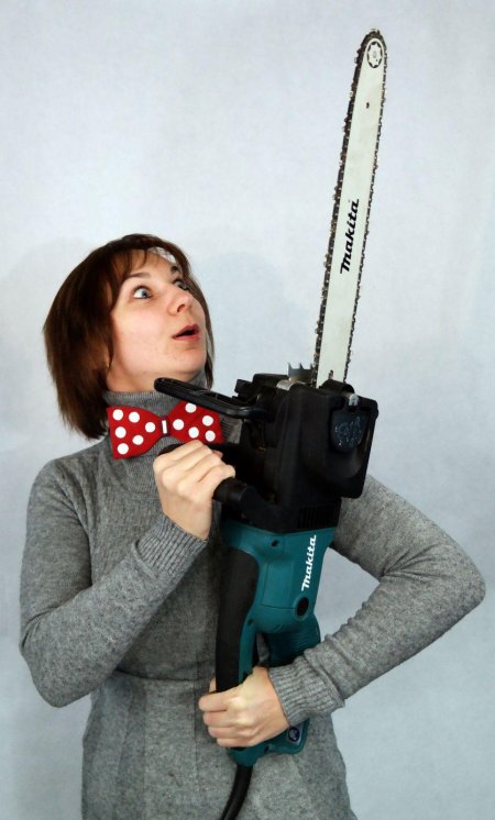 Девушка с бензопилой