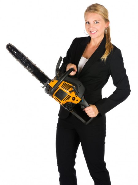 Женщина с бензопилой