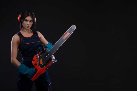 Девушка с пилой