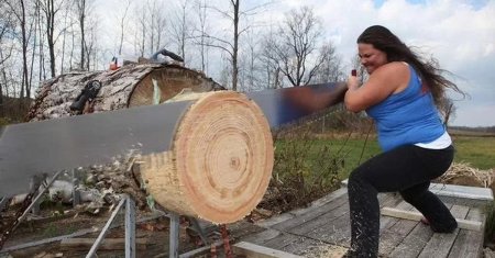 Женщина с бревном