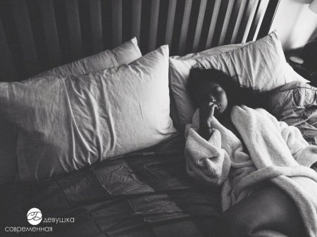 Девушки, плачущие на кроватях