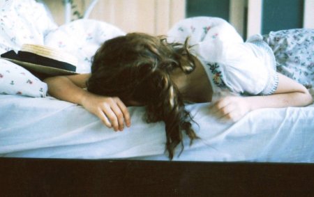 Девочка в кровати