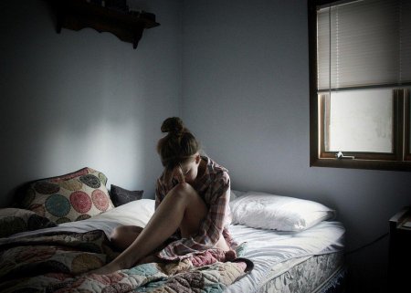 Девушка в комнате