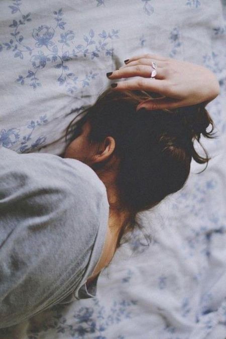 Грустная девушка без лица