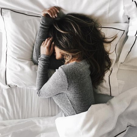 Сонная девушка