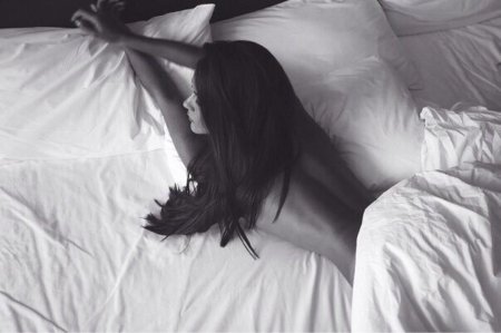Девушка в постели со спины